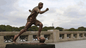 Изготовленная на заказ скульптура чемпионата мира по футболу отливки ФРП для создания отдельной скульптуры момента игрока