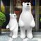 Белая скульптура искусства смолы мультфильма приземляясь скульптуры животного полярного медведя на открытом воздухе