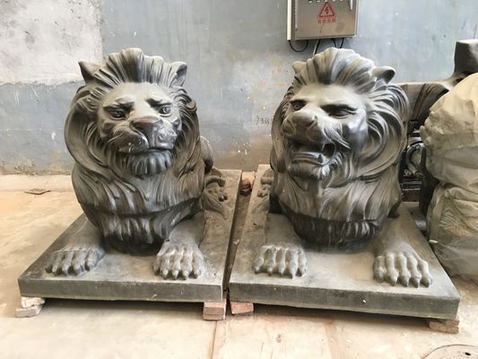 Животное литейного металла ваяет статую льва входов большую бронзовую
