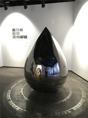 Скульптура падения воды зеркала нержавеющей стали абстрактной скульптуры изготовленного на заказ металла на открытом воздухе